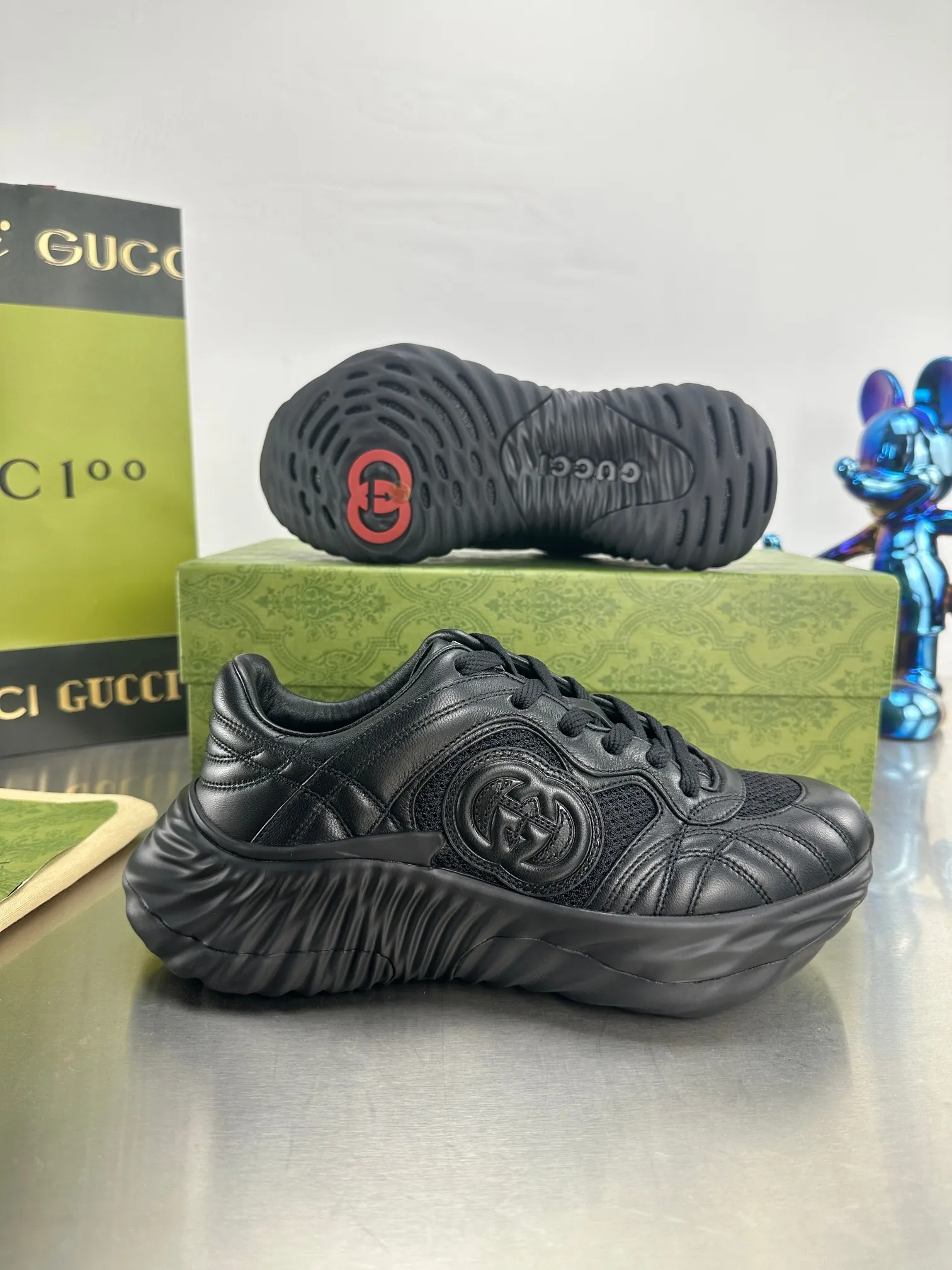 👟👟Ex-factory price 800👟👟 Top version 🔝Purchased and developed from the original version. This new sneaker adopts a thick-soled design, with stitched sheepskin upper and breathable mesh. Show full sense of technology. The 3D effect interlocking double G leather patch and Gucci letter metal accessories, two brand logo details, inject a dazzling texture into the overall design. The details are more substantial! ...